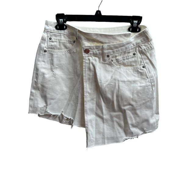 Giani Bini size 29 waist white jean asymmetrical mini skirt raw hem  15” Length - Picture 5 of 9